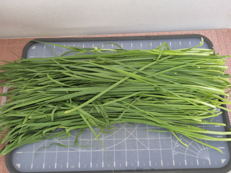 Buchu Muchim Recipe: Korean Garlic Chive Salad photo group 1