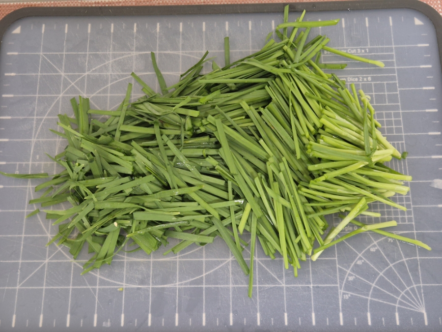 Buchu Muchim Recipe: Korean Garlic Chive Salad photo group 1