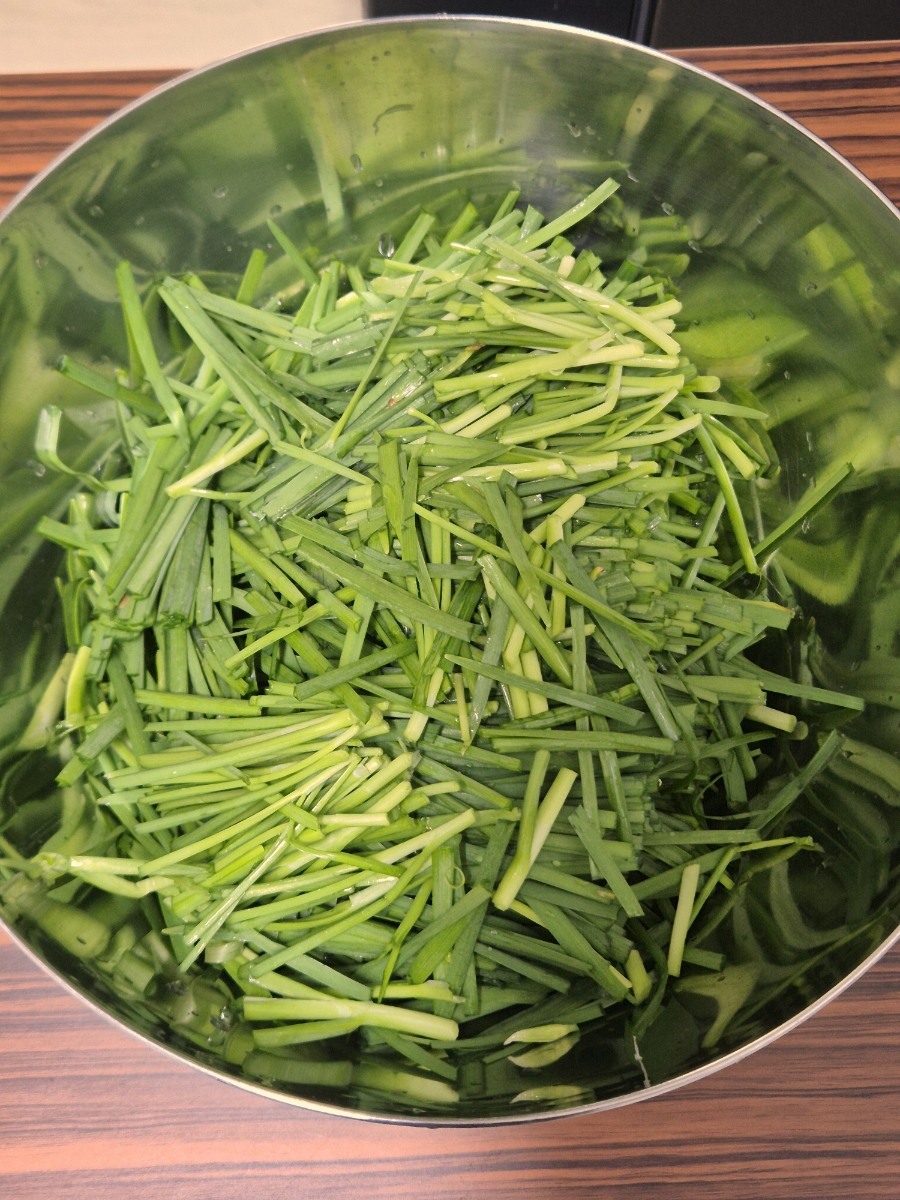 Buchu Muchim Recipe: Korean Garlic Chive Salad photo group 2