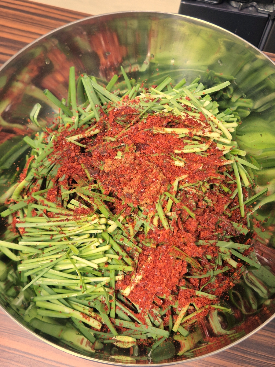Buchu Muchim Recipe: Korean Garlic Chive Salad photo group 2