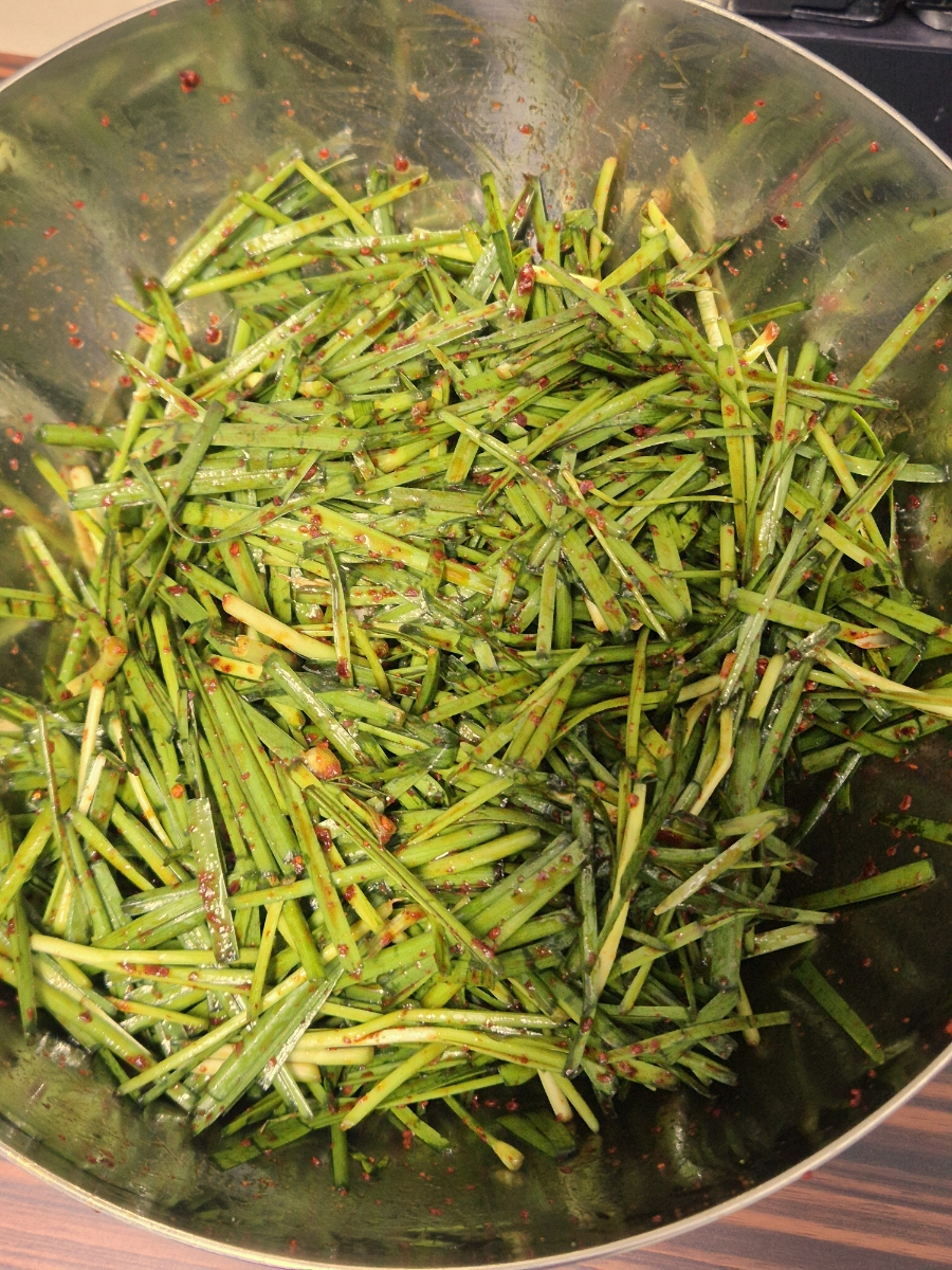Buchu Muchim Recipe: Korean Garlic Chive Salad photo group 2