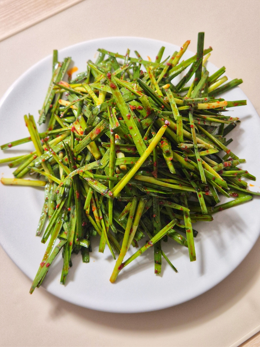 Buchu Muchim Recipe: Korean Garlic Chive Salad photo 2