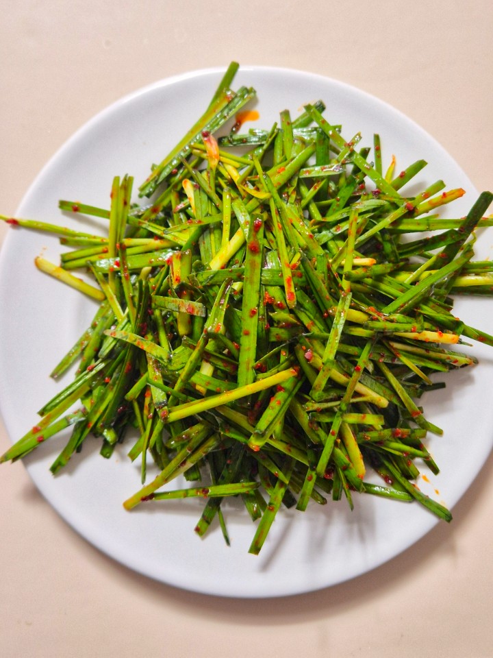 buchu muchim recipe korean garlic chive salad featured