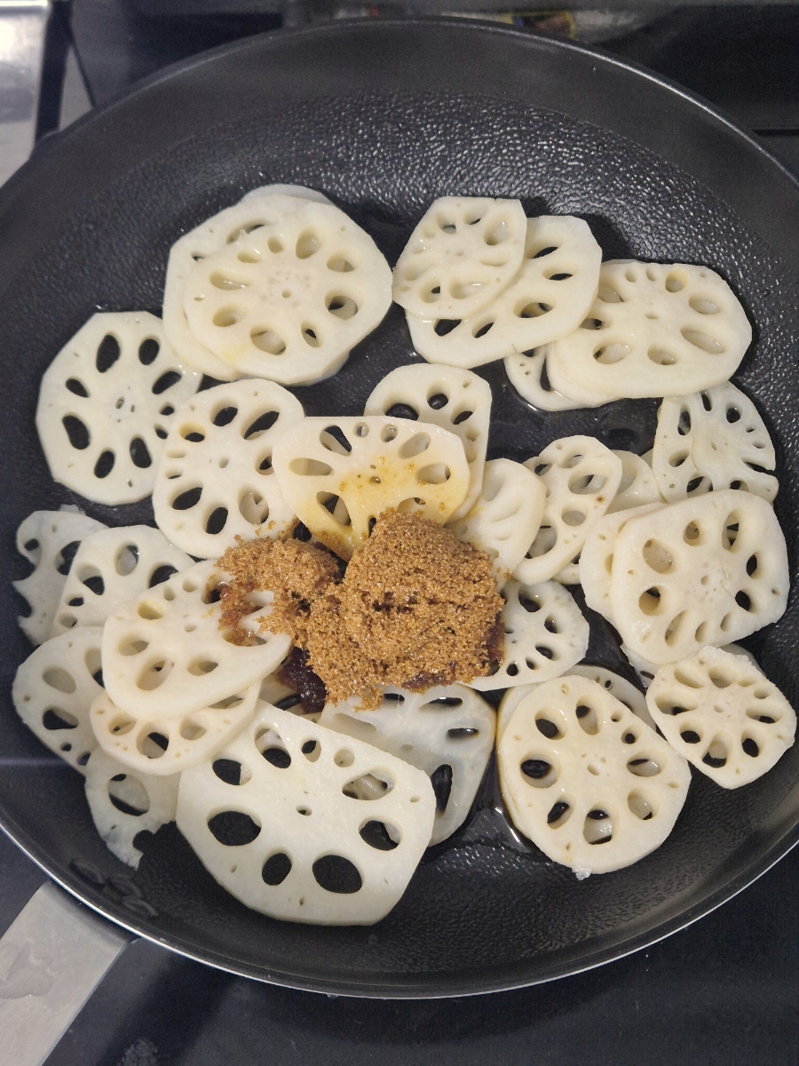 Crunchy Braised Lotus Root (Yeongeun-jorim) Recipe photo group 1