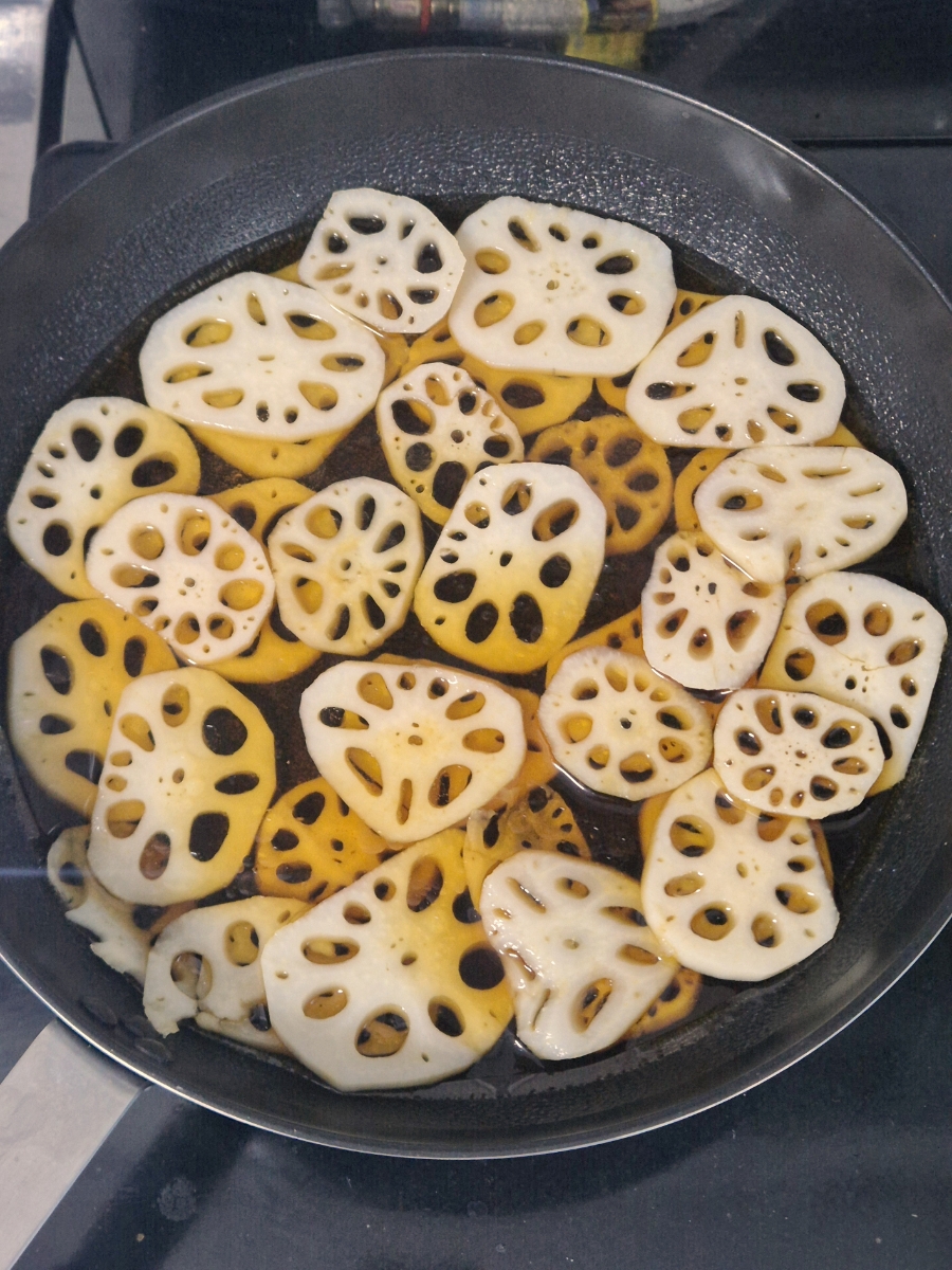 Crunchy Braised Lotus Root (Yeongeun-jorim) Recipe photo group 1