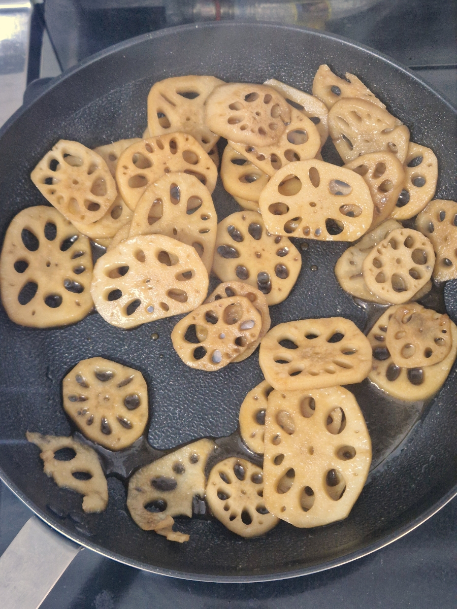 Crunchy Braised Lotus Root (Yeongeun-jorim) Recipe photo group 2