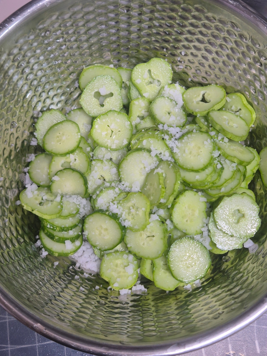 Cucumber Perilla Salad (Oi Deulkkae Muchim) Recipe photo group 1