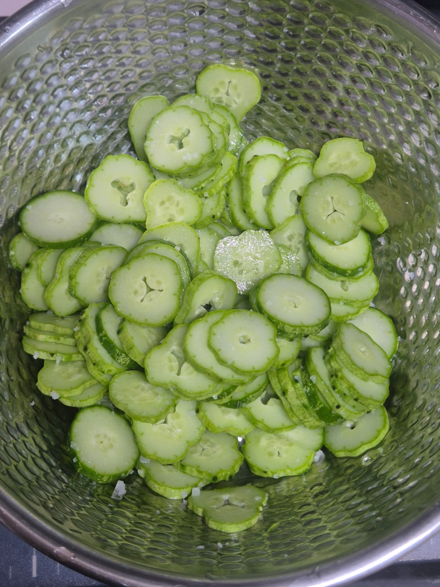Cucumber Perilla Salad (Oi Deulkkae Muchim) Recipe photo group 1