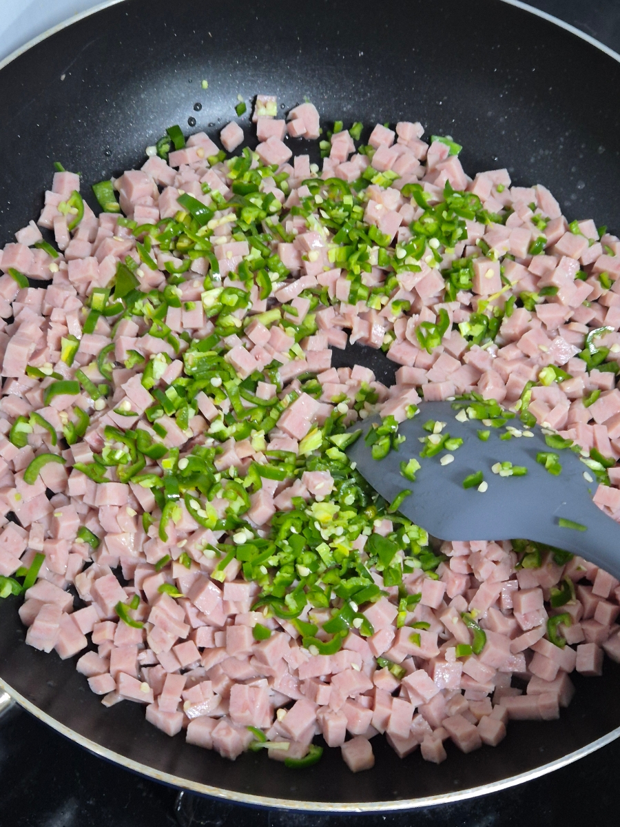 Easy Spam and Cheongyang Pepper Kimbap Recipe photo 3