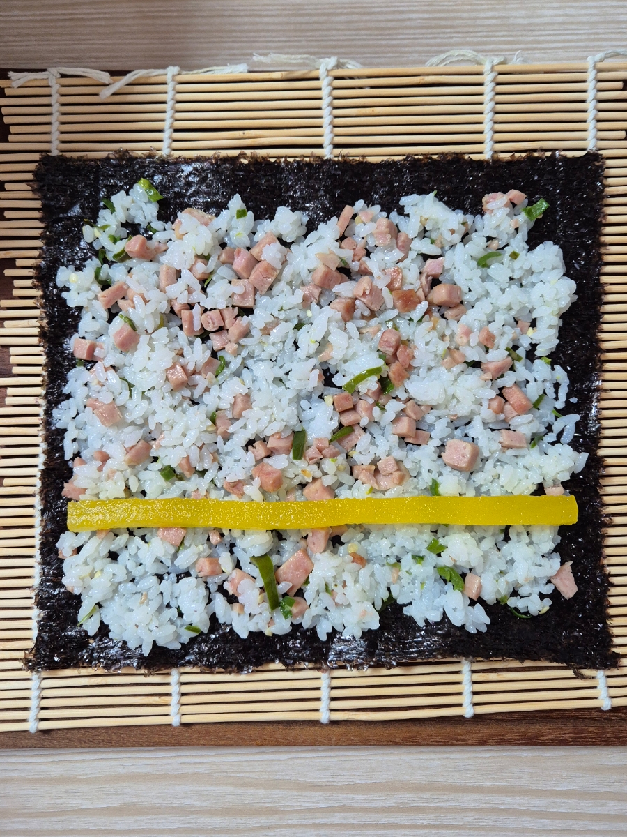 Easy Spam and Cheongyang Pepper Kimbap Recipe photo 5