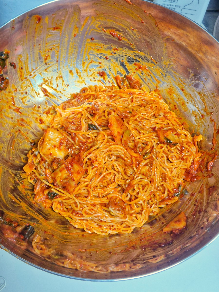 Kimchi Bibim Guksu Recipe: Easy Spicy Cold Noodles photo 4