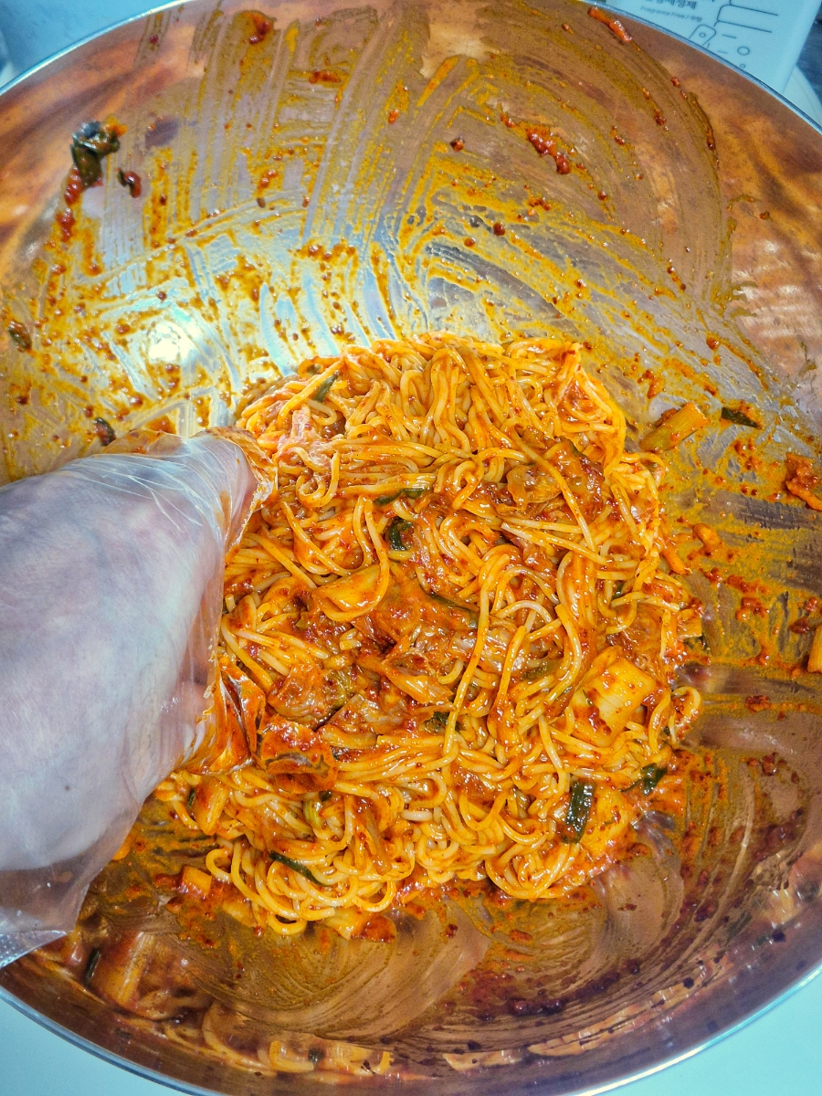 Kimchi Bibim Guksu Recipe: Easy Spicy Cold Noodles photo group 3