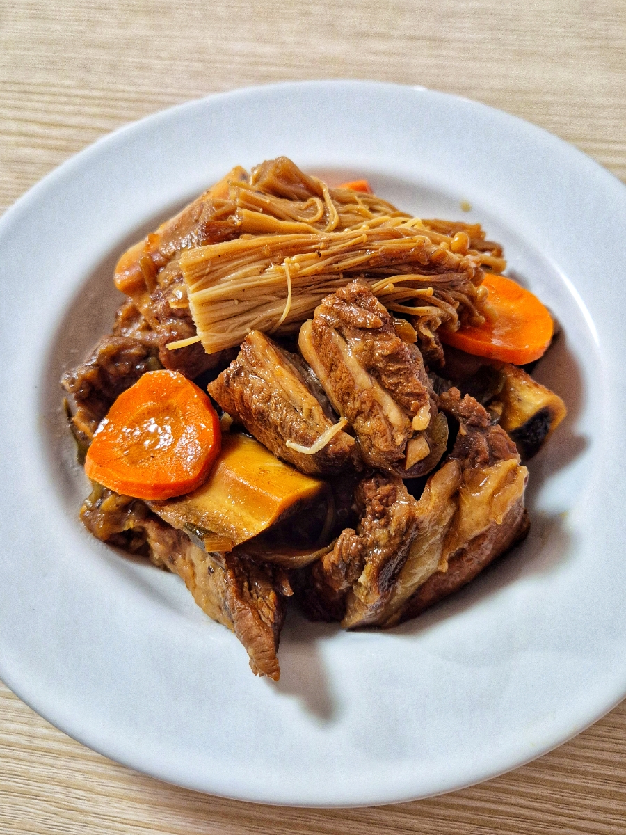 Super Simple Braised Beef Short Ribs (Sogalbijjim) Recipe photo 1