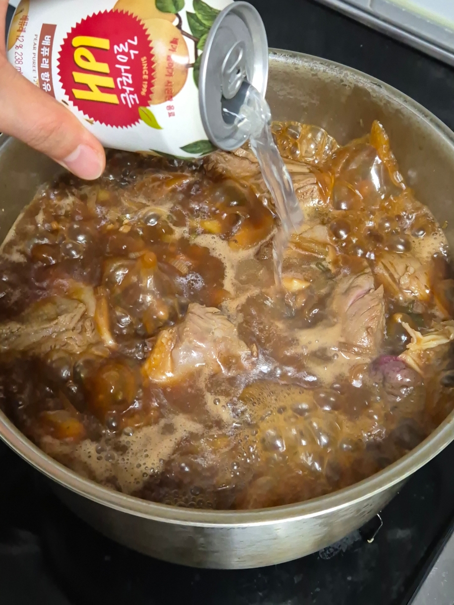 Super Simple Braised Beef Short Ribs (Sogalbijjim) Recipe photo 4