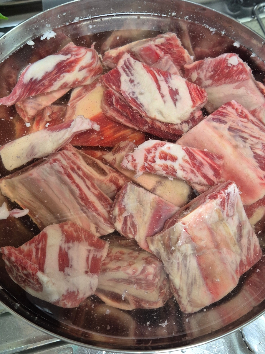 Super Simple Braised Beef Short Ribs (Sogalbijjim) Recipe photo 2