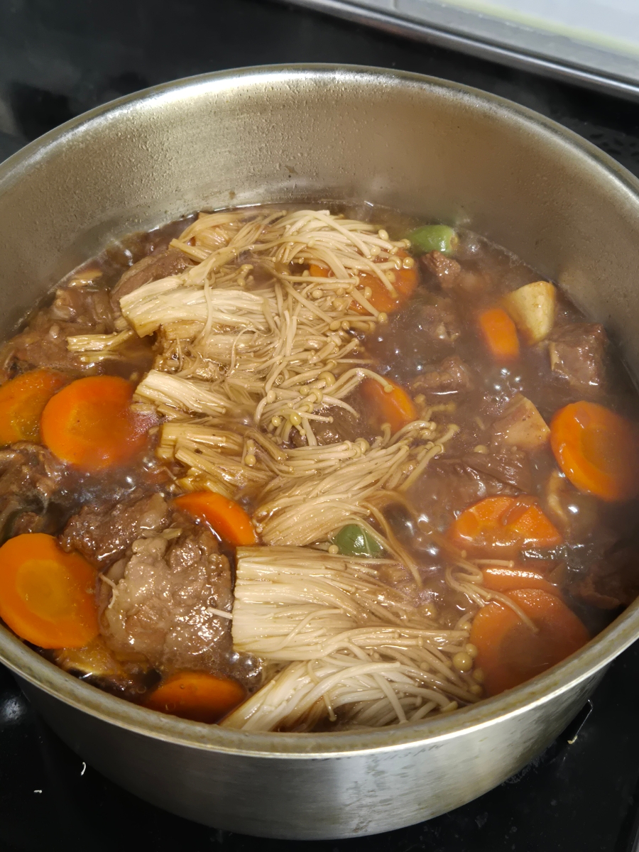 Super Simple Braised Beef Short Ribs (Sogalbijjim) Recipe photo group 7